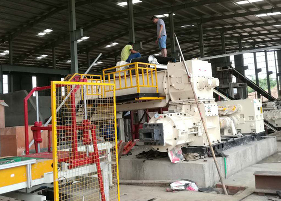 Extrusora do vácuo no tijolo da argila que faz a maquinaria expulsando moldando da fábrica