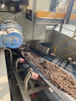 Condição de mistura de matérias-primas de bentonita com um misturador de produção profissional