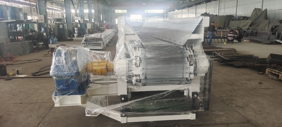 Máquina de alimentação de caixa de tijolos de grande capacidade de materiais de argila TCNL com 1175 mm de distância do centro da cadeia de viagem