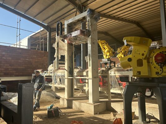 Sistema totalmente automático de descarga e embalagem de tijolos queimados sem paletes BBT